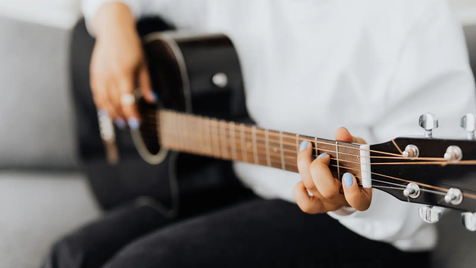 Your Fingerboard Is Curved: The Reason Most Beginners Don’t Know