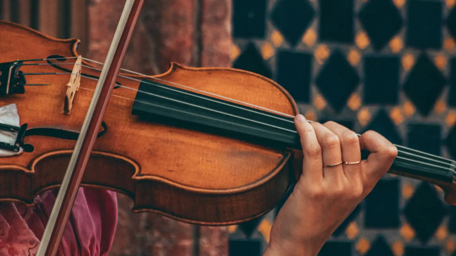 How to Hold a Violin Bow So Your Hand Finally Relaxes