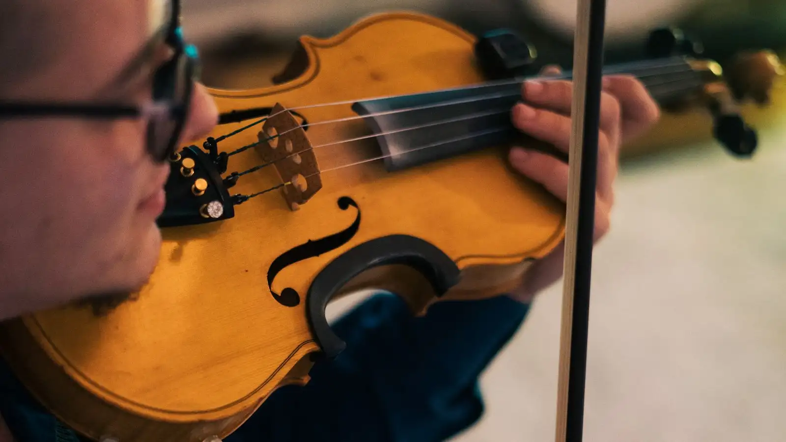 Left-Hand Drills for Adult Beginners Who Can Only Practice Quietly