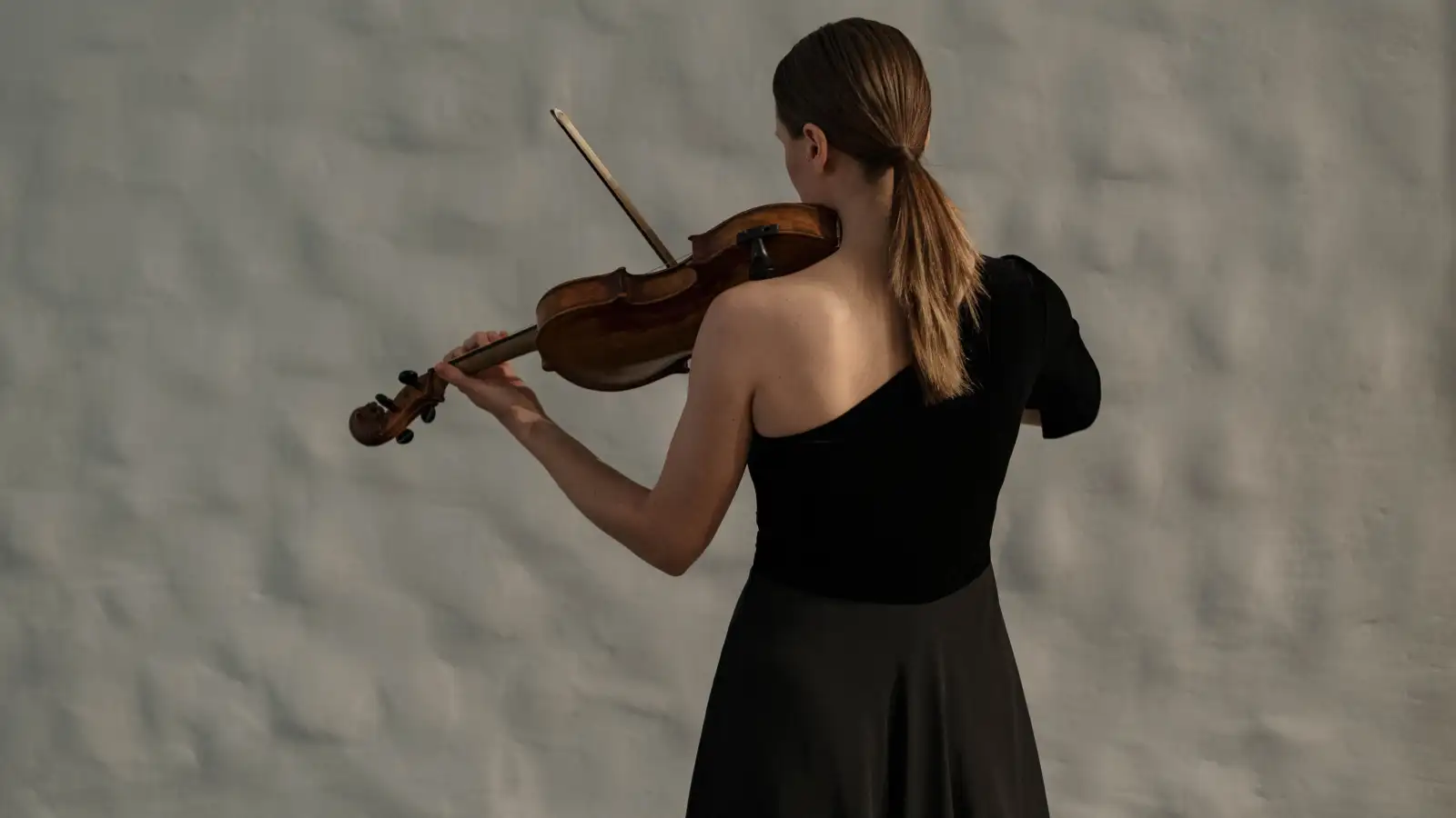 A too-tall shoulder rest quietly changes how you stand and bow