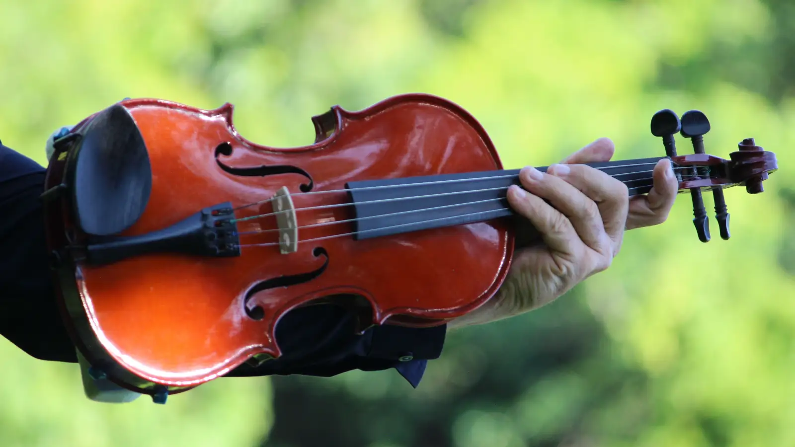 You Think a Tight Grip Gives Control — It Actually Kills Your Sound